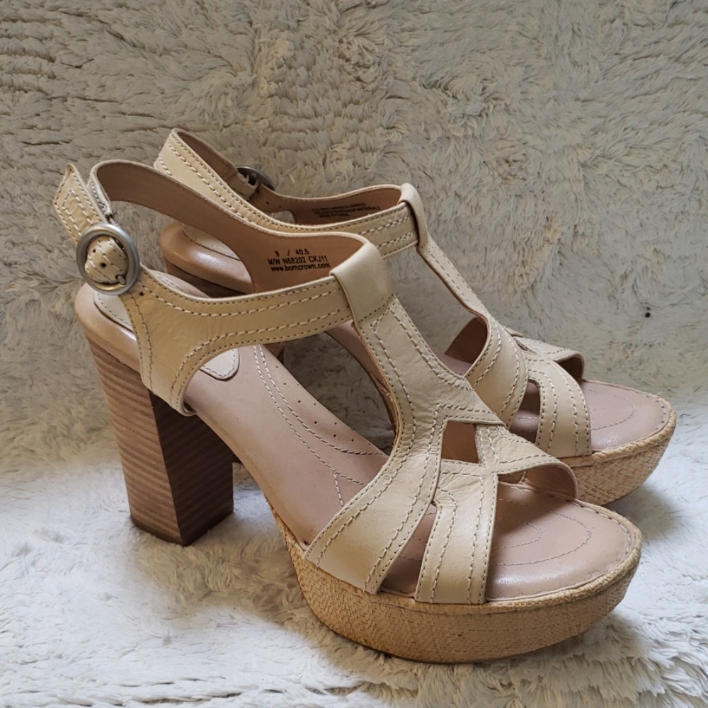 Born platform sandals in tan leather. Size 9